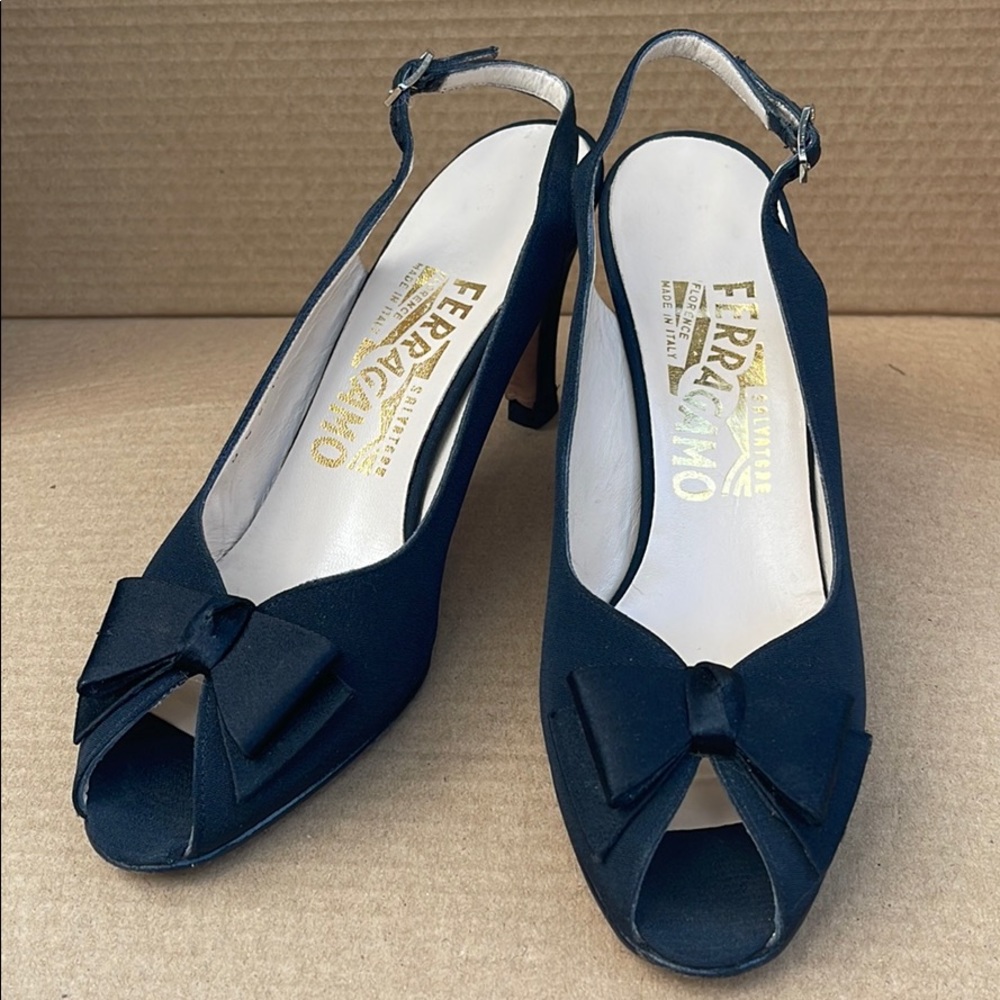 Ferragamo sling back ladies shoes sz. 7 AA